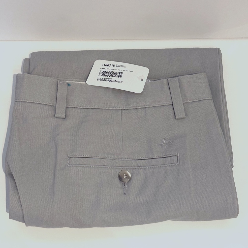 MEN'S DOCKERS STRAIGHT FIT GREY PANTS SIZE 38W X 32L. NEVER WORN!